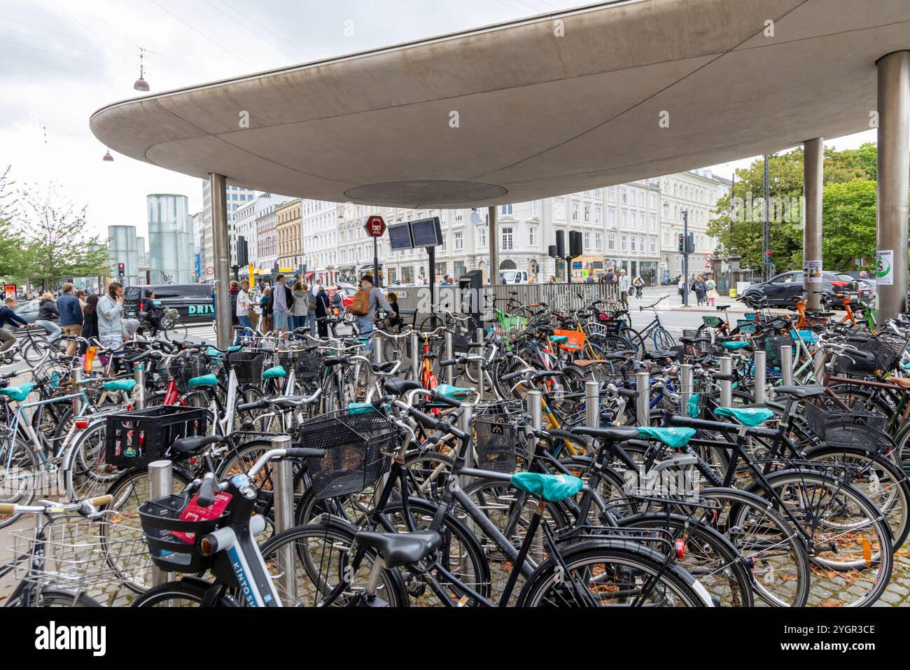 Zone de stationnement pour vélos pour les cyclistes de laisser leurs vélos à la station Norreport, le centre-ville de Copehnagen, Danemark, le centre de transport le plus fréquenté de Copenhague Banque D'Images