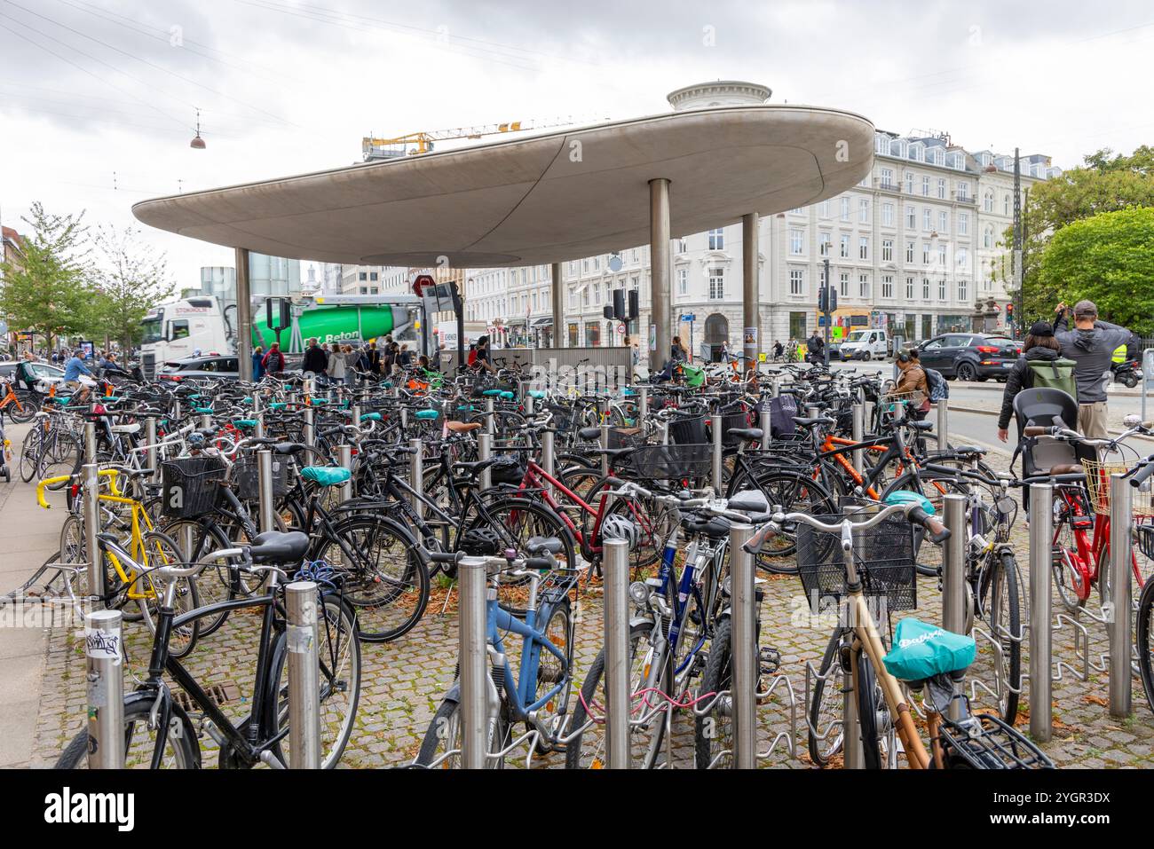 Zone de stationnement pour vélos pour les cyclistes de laisser leurs vélos à la station Norreport, le centre-ville de Copehnagen, Danemark, le centre de transport le plus fréquenté de Copenhague Banque D'Images