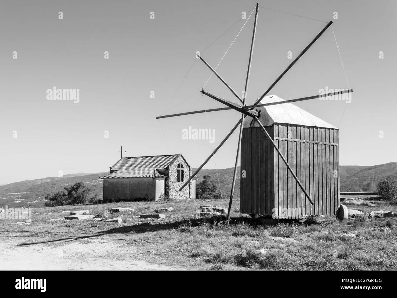 Moulin à vent et chapelle à Monte de Vez, Portugal Banque D'Images