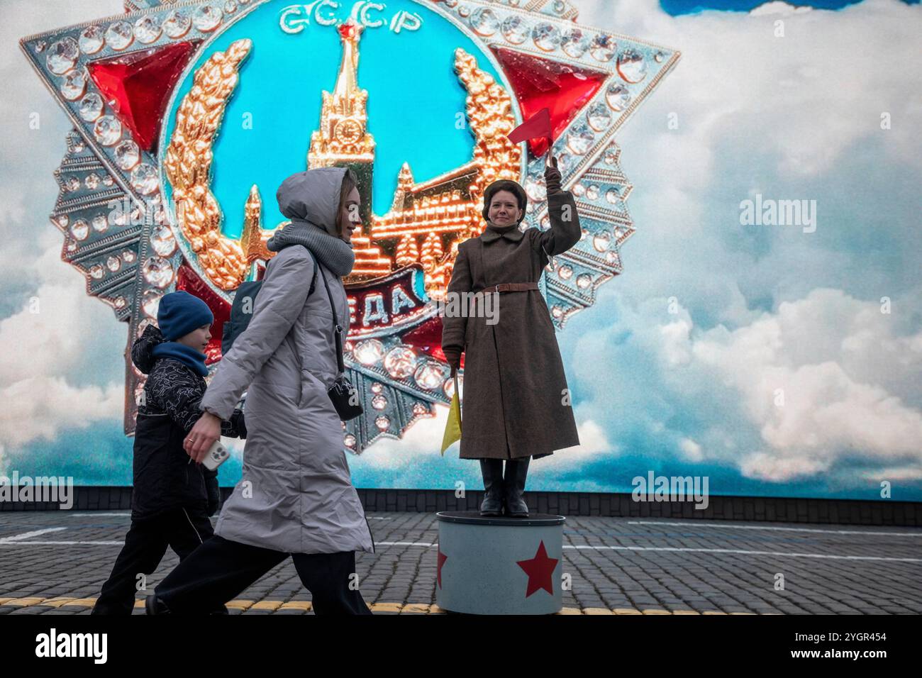 Moscou, Russie. 8 novembre 2024. Une femme participe à une représentation théâtrale dans un musée en plein air dédié à l'histoire de la défense de Moscou sur la place Rouge. L'exposition marque le 83e anniversaire de la parade du 7 novembre 1941 tenue pendant la seconde Guerre mondiale de Moscou. Crédit : Nikolay Vinokurov/Alamy Live News Banque D'Images