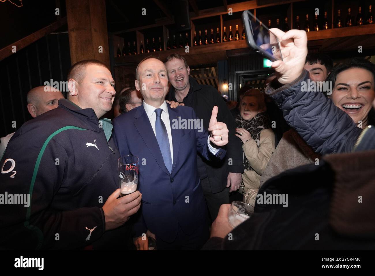 Tanaiste et le Fianna échouent le leader Micheal Martin dans le pub Bridge, Ballsbridge, Dublin, avant le match de rugby irlandais devant le stade Aviva à Dublin, alors que la campagne commence pour les élections législatives du 29 novembre. Date de la photo : vendredi 8 novembre 2024. Banque D'Images