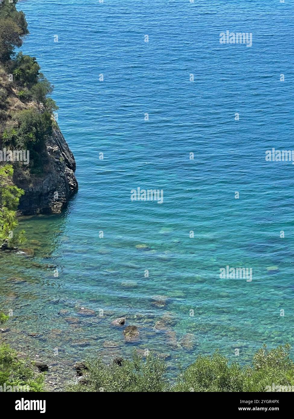 Les eaux cristallines scintillent sous le soleil grec à Parga, en Grèce. Un moment parfait pour une escapade estivale 2023. - Image de stock capturée avec un smartphone