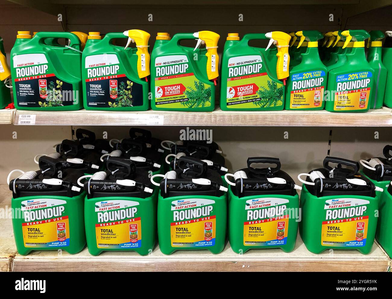 Étagères pleines de spray désherbant Roundup à vendre au magasin de bricolage - Image de stock capturée avec un smartphone