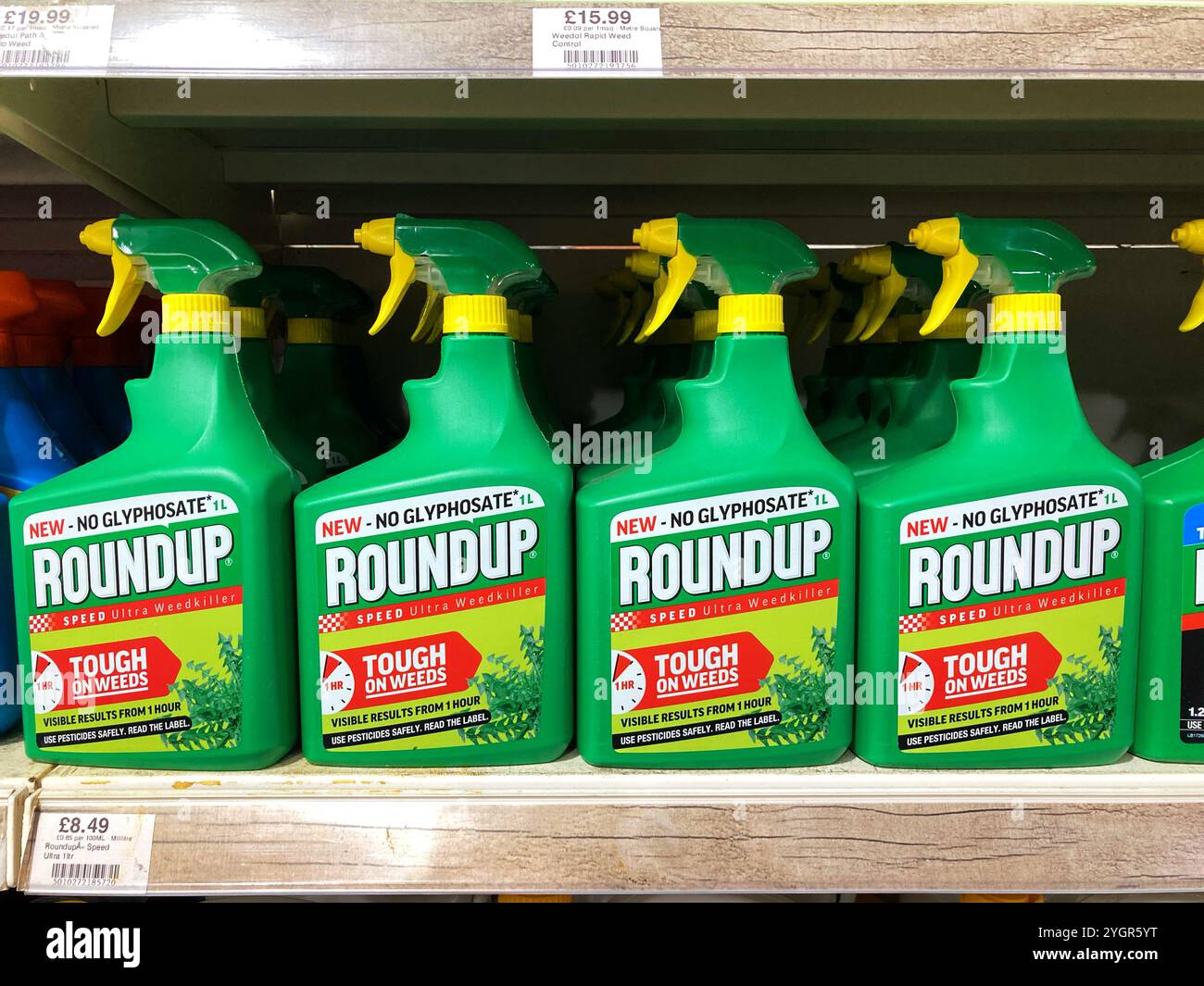 Étagères pleines de spray désherbant Roundup à vendre au magasin de bricolage - Image de stock capturée avec un smartphone