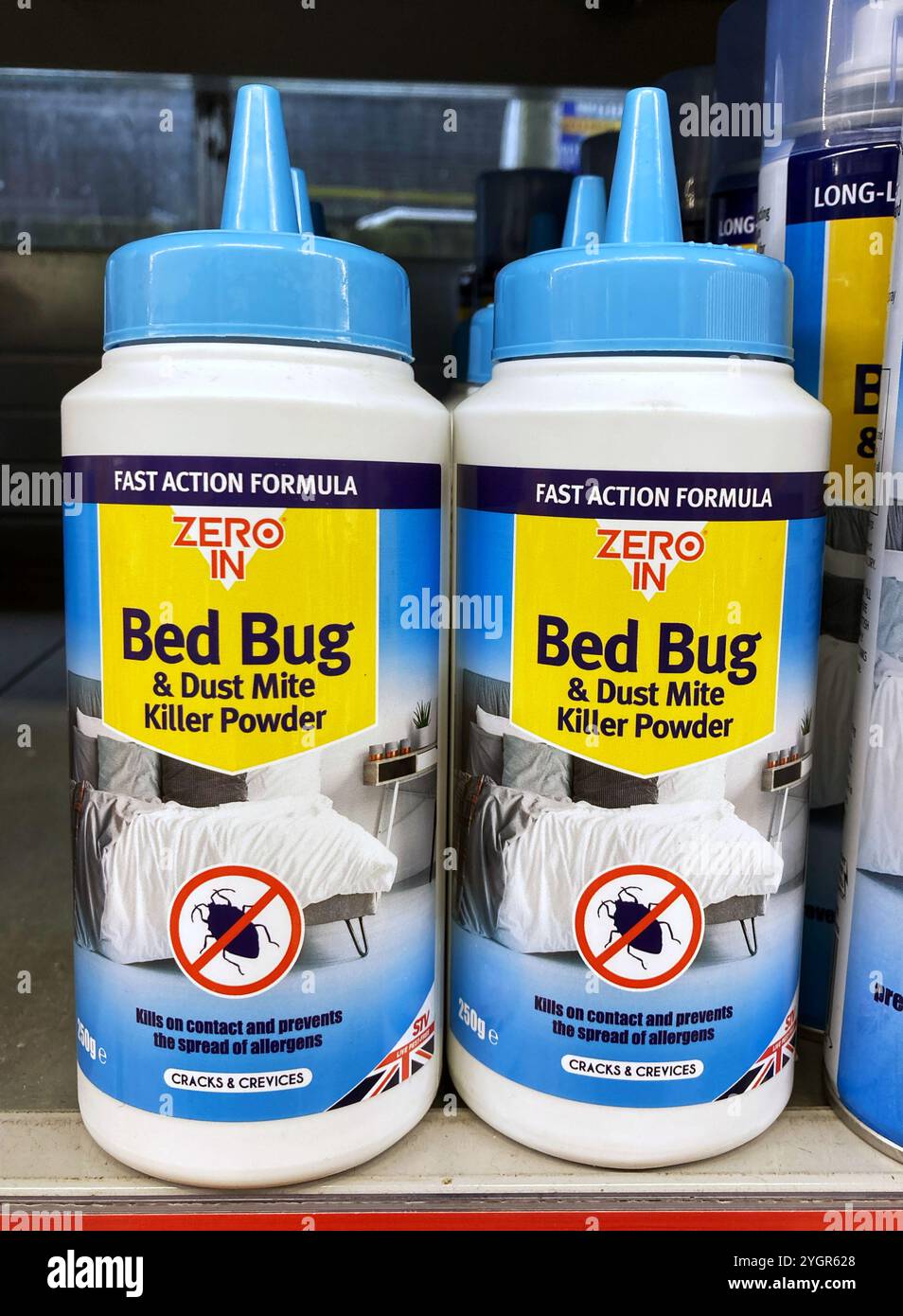 Bed Bug Dust Mite Killer poudre à vendre au magasin de bricolage local - Image de stock capturée avec un smartphone