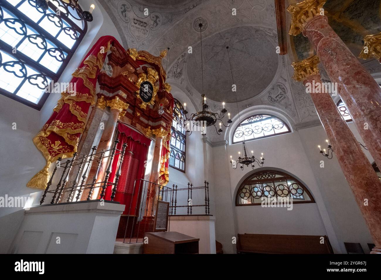 La dernière synagogue restante à Mikulov, République tchèque. Baptisée ancienne ou synagogue supérieure, elle a été construite dans un style baroque. Banque D'Images