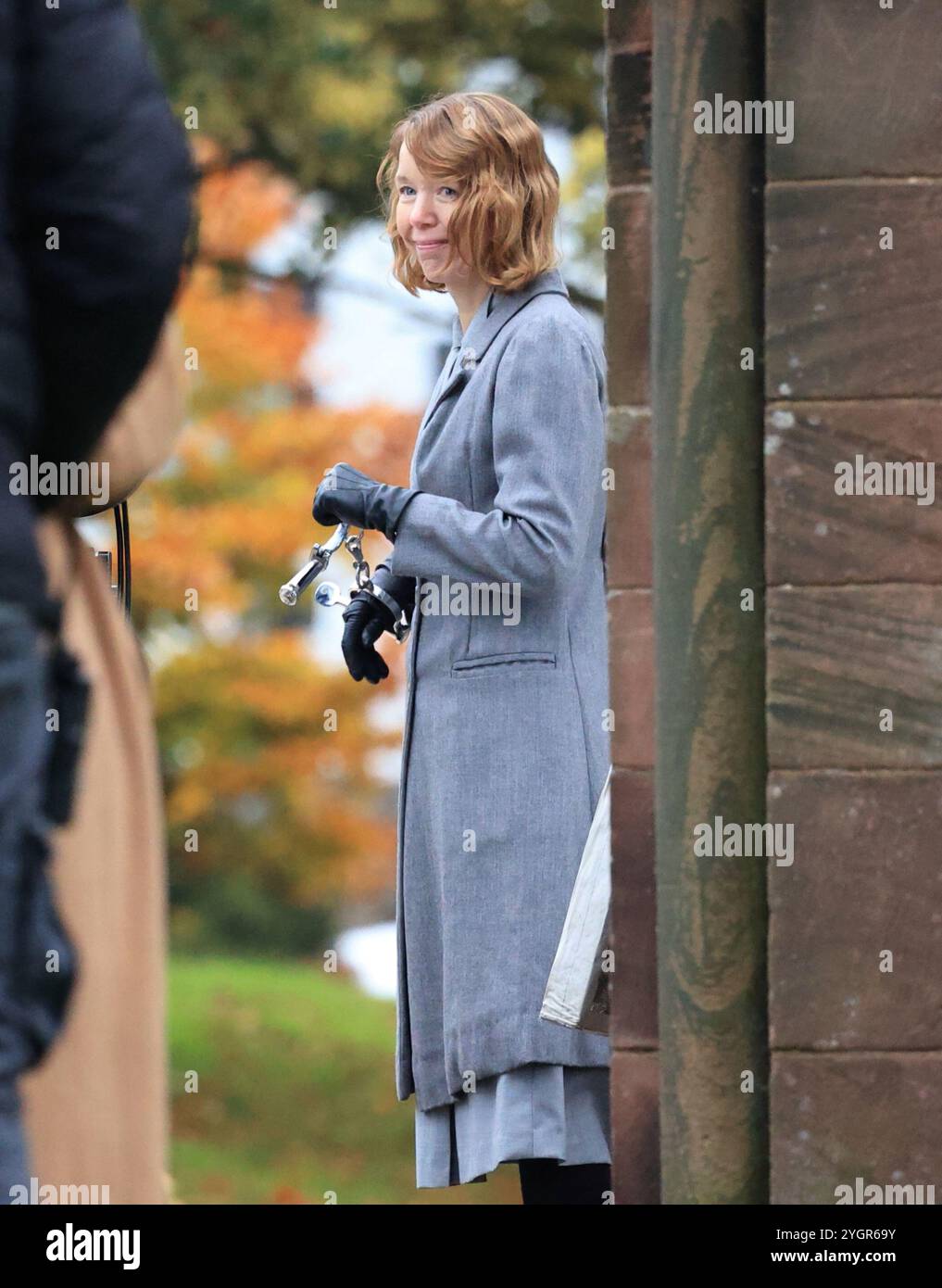 Le comédien Jimmy Carr fait ses débuts dans le film Fackham Hall filmant à Thornton Hough, Wirral Banque D'Images