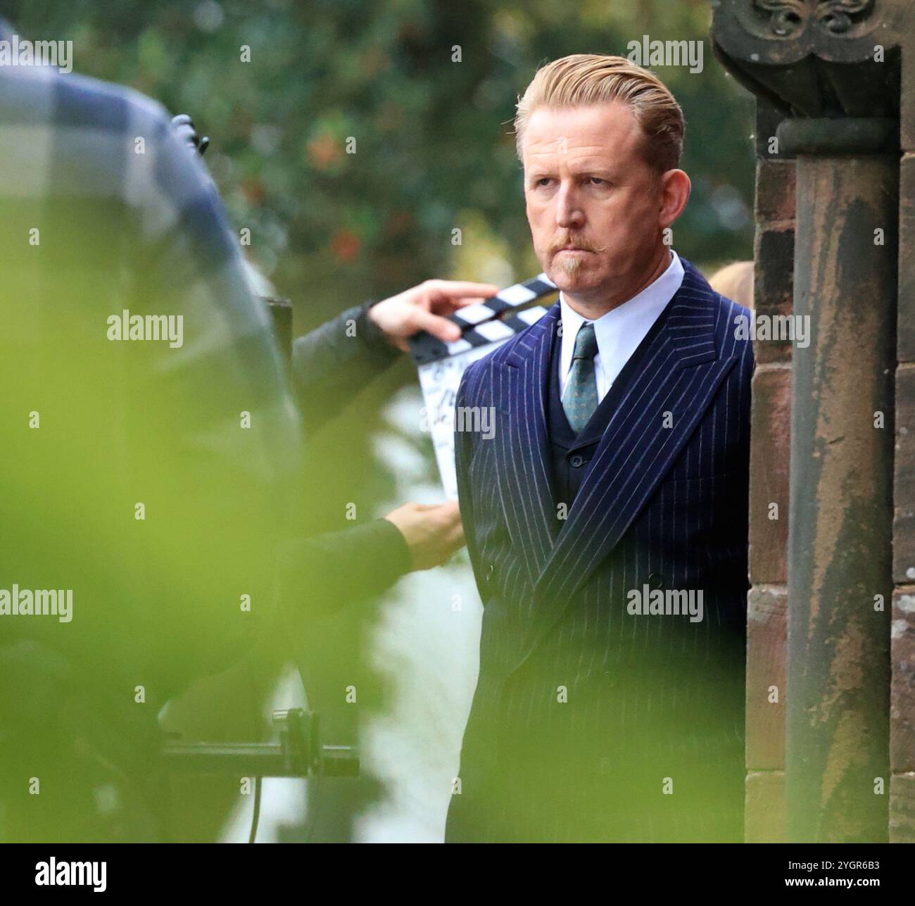 Le comédien Jimmy Carr fait ses débuts dans le film Fackham Hall filmant à Thornton Hough, Wirral Banque D'Images