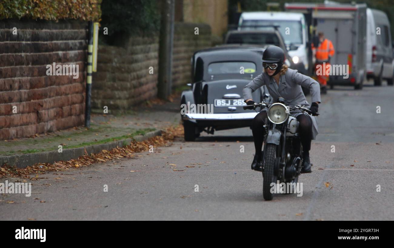 Le comédien Jimmy Carr fait ses débuts dans le film Fackham Hall filmant à Thornton Hough, Wirral Banque D'Images