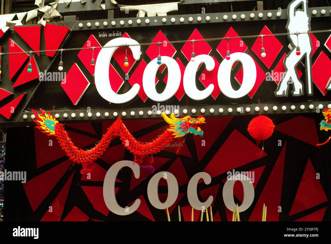 Pattaya, Thaïlande - 05 octobre 2024 : Walking Street C'est le signe rouge de la nouvelle a gogo Coco. Banque D'Images