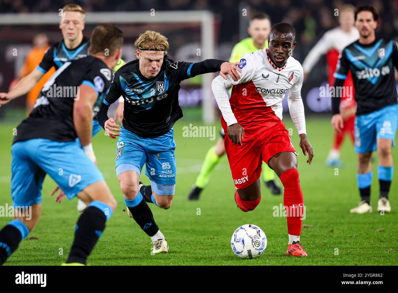 Utrecht, pays-Bas. 08 novembre 2024. UTRECHT, PAYS-BAS - 8 NOVEMBRE : Yoann Cathline du FC Utrecht se bat pour la possession avec Jan Zamburek d'Heracles Almelo lors du match néerlandais Eredivisie entre le FC Utrecht et Heracles Almelo au Stadion Galgenwaard le 8 novembre 2024 à Utrecht, pays-Bas. (Photo de Ben Gal/Orange Pictures) crédit : Orange pics BV/Alamy Live News Banque D'Images