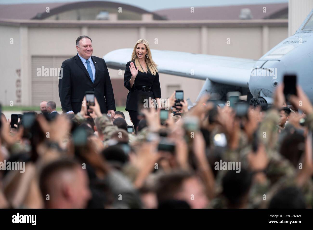 Pyeongtaek, Corée du Sud. 30 juin 2019. U. S Secrétaire d'État Mike Pompeo, à gauche, et première fille Ivanka Trump arrivent pour rejoindre le président Donald J. Trump lors d'une visite avec des militaires à la base aérienne d'Osan, le 30 juin 2019, Pyeongtaek, province de Gyeonggi, Corée du Sud. Crédit : Shealah Craighead/White House photo/Alamy Live News Banque D'Images