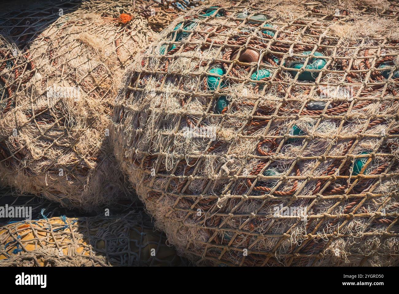 Filets et cordes de pêche au port d'Essaouira, Maroc. motifs et textures rustiques complexes, représentant l’industrie de la pêche artisanale de la ville a Banque D'Images