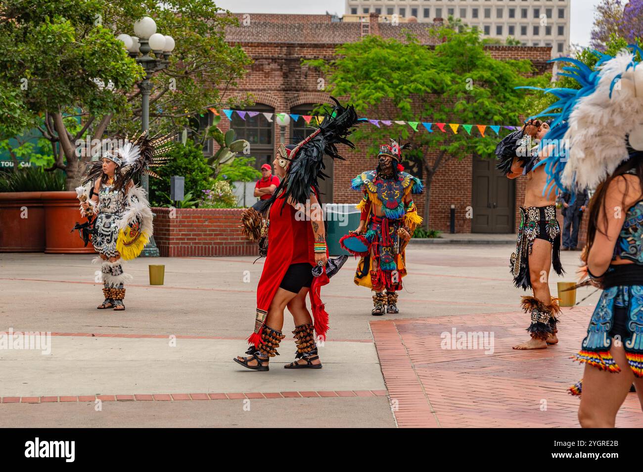 Los Angeles, CA, États-Unis-24 mai 2024 : les Amérindiens ou les autochtones exécutent la danse traditionnelle pendant la célébration du patrimoine. Banque D'Images