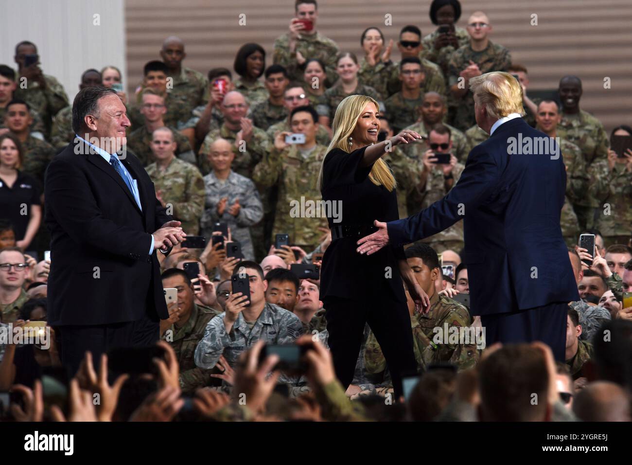Pyeongtaek, Corée du Sud. 30 juin 2019. U. Le président Donald J. Trump, à droite, embrasse sa fille Ivanka Trump, au centre, alors que le secrétaire d'État Mike Pompeo, à gauche, regarde lors d'une visite avec des militaires à la base aérienne d'Osan, le 30 juin 2019, Pyeongtaek, province de Gyeonggi, Corée du Sud. Crédit : SSGT. Sergio Gamboa/US Army photo/Alamy Live News Banque D'Images