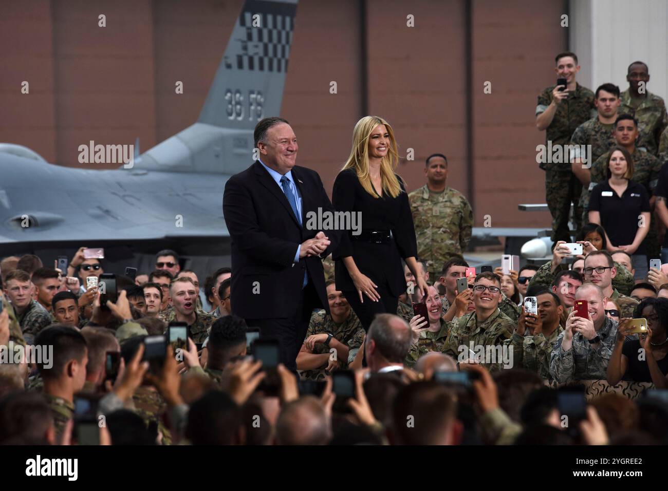 Pyeongtaek, Corée du Sud. 30 juin 2019. U. S Secrétaire d'État Mike Pompeo, à gauche, et première fille Ivanka Trump arrivent pour rejoindre le président Donald J. Trump lors d'une visite avec des militaires à la base aérienne d'Osan, le 30 juin 2019, Pyeongtaek, province de Gyeonggi, Corée du Sud. Crédit : SSGT. Sergio Gamboa/US Army photo/Alamy Live News Banque D'Images