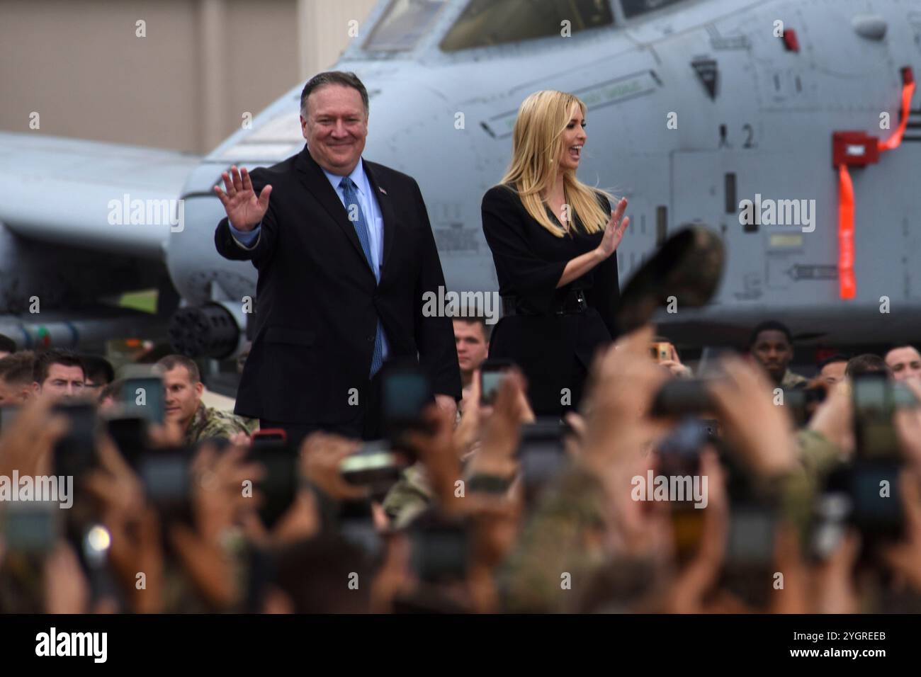 Pyeongtaek, Corée du Sud. 30 juin 2019. U. S Secrétaire d'État Mike Pompeo, à gauche, et première fille Ivanka Trump arrivent pour rejoindre le président Donald J. Trump lors d'une visite avec des militaires à la base aérienne d'Osan, le 30 juin 2019, Pyeongtaek, province de Gyeonggi, Corée du Sud. Crédit : SSGT. Sergio Gamboa/US Army photo/Alamy Live News Banque D'Images