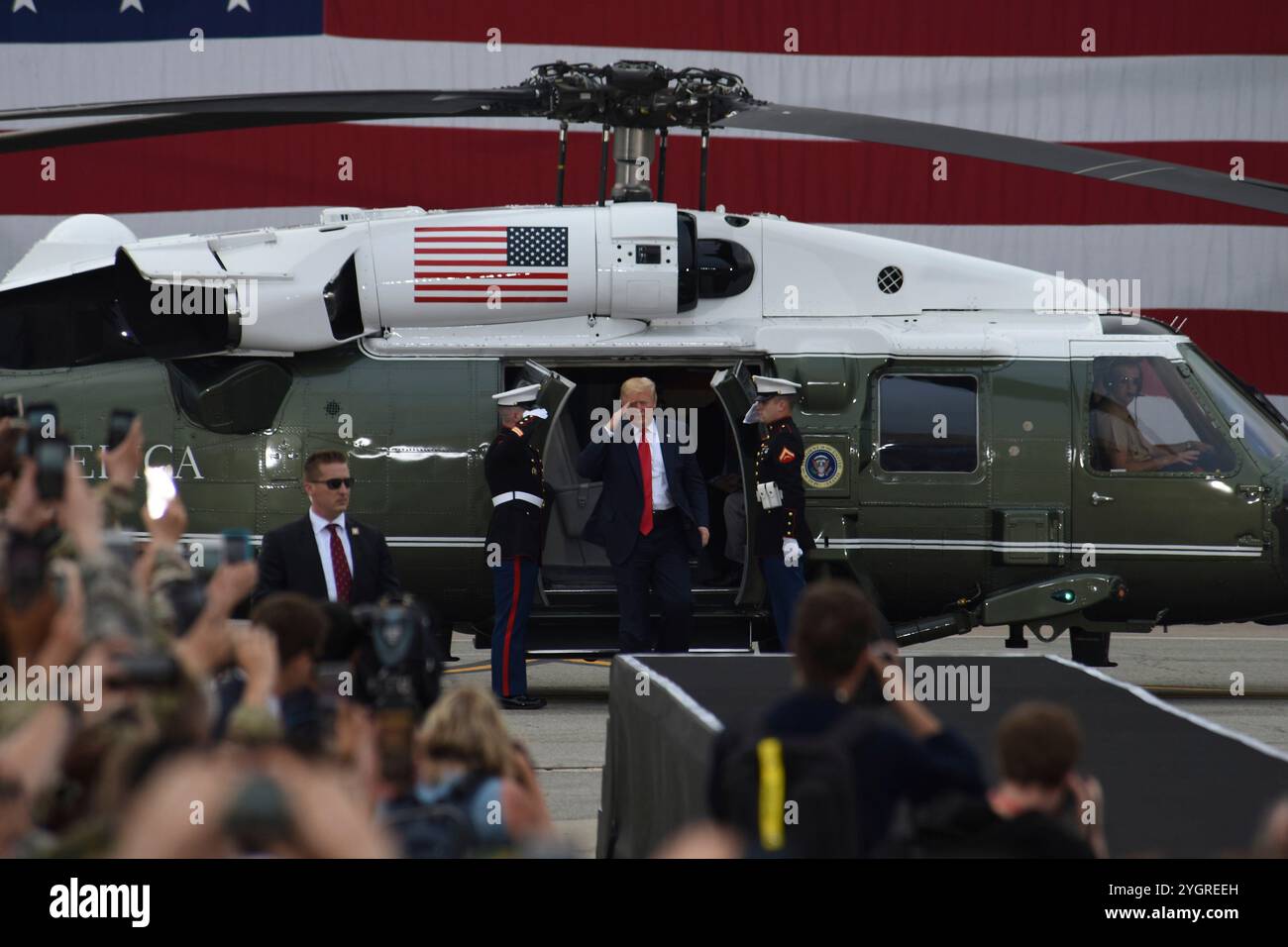 Pyeongtaek, Corée du Sud. 30 juin 2019. U. Le président Donald J. Trump salue alors qu’il descend de Marine One pour monter sur scène pour prononcer des remarques aux militaires lors d’une visite à la base aérienne d’Osan, le 30 juin 2019, à Pyeongtaek, dans la province de Gyeonggi, Corée du Sud. Crédit : SSGT. Sergio Gamboa/US Army photo/Alamy Live News Banque D'Images