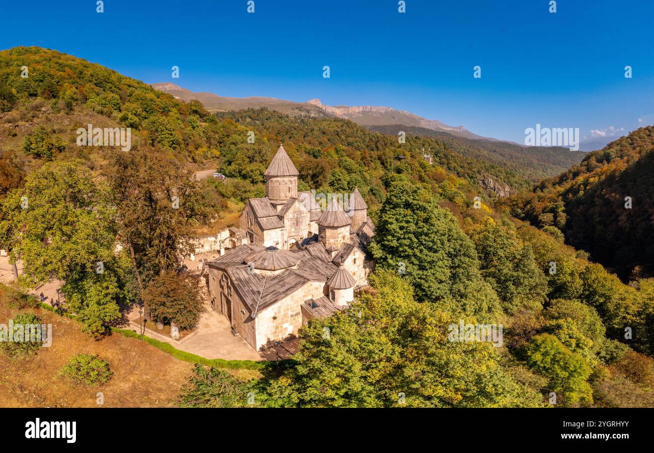 Vue aérienne du complexe médiéval du monastère de Haghartsin 11ème siècle sur la journée ensoleillée d'été. Ancienne église destinations touristiques populaires. Attraction arménienne Banque D'Images