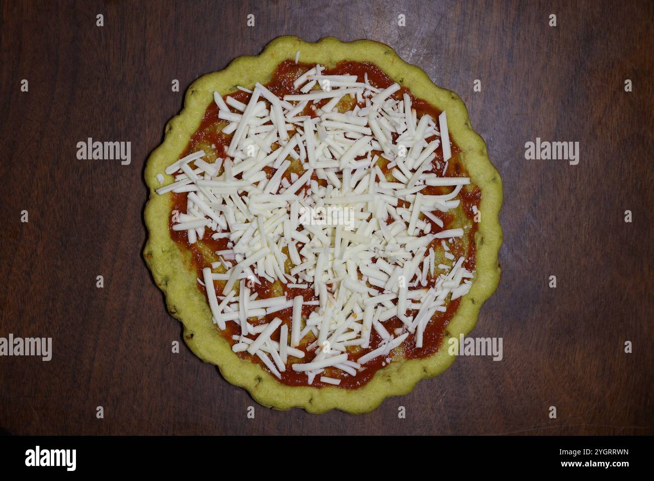 Pizza sans gluten et sans produits laitiers, croûte avec sauce pizza sur une table en bois, préparation des repas, préparation pour le dîner, maladie cœliaque, alternative au gluten, altern Banque D'Images