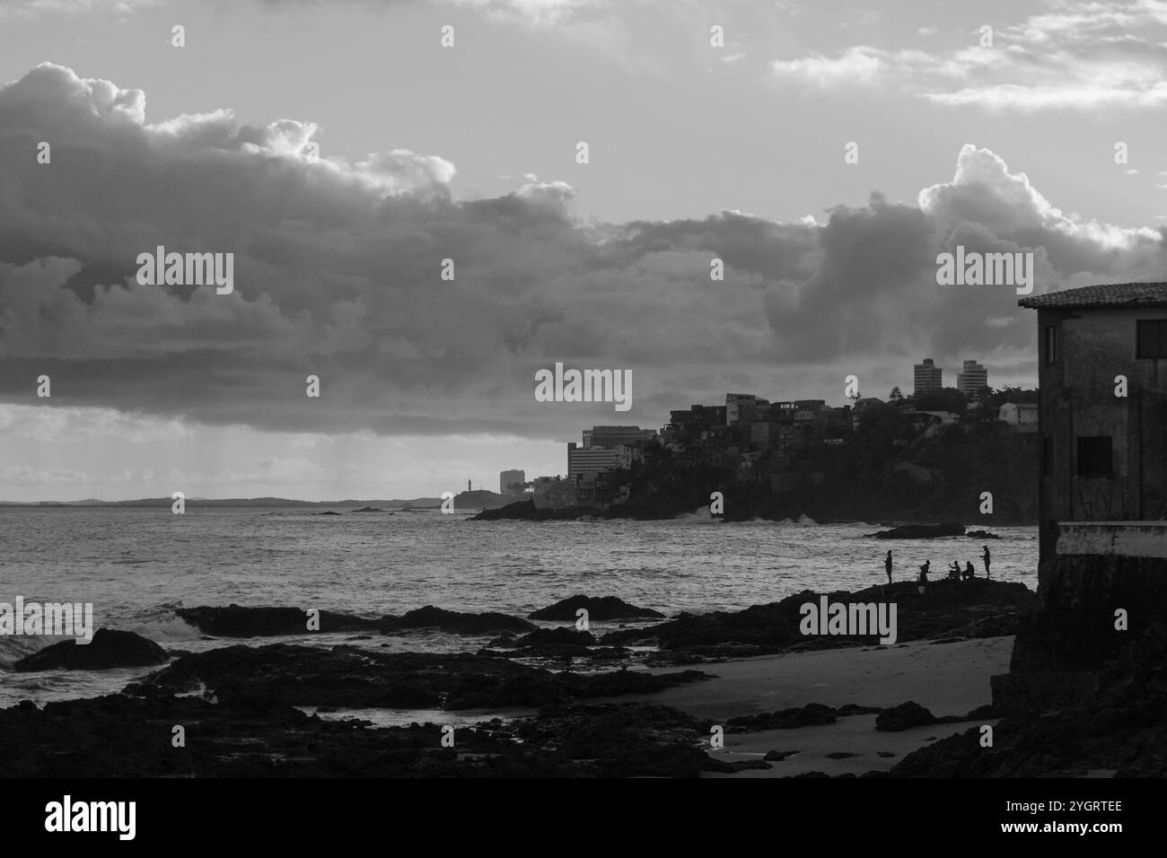 Vue du coucher de soleil, en noir et blanc, sur la plage de Rio Vermelho dans la ville de Salvador, Bahia. Banque D'Images