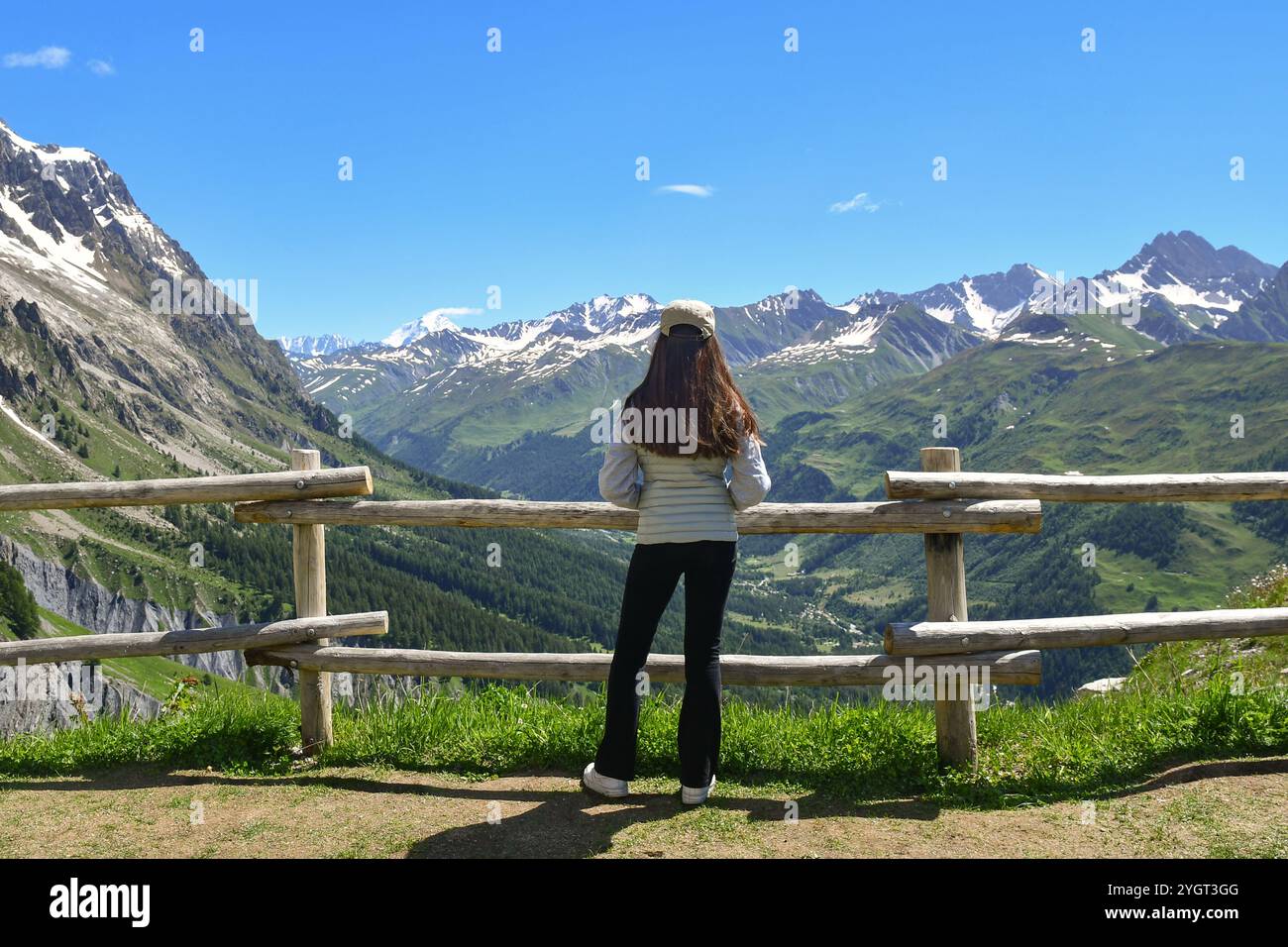 Adolescente (14 ans) par derrière, admirant la vue sur la montagne de la vallée alpine du Val Ferret en été, Courmayeur, Vallée d'Aoste, Italie Banque D'Images