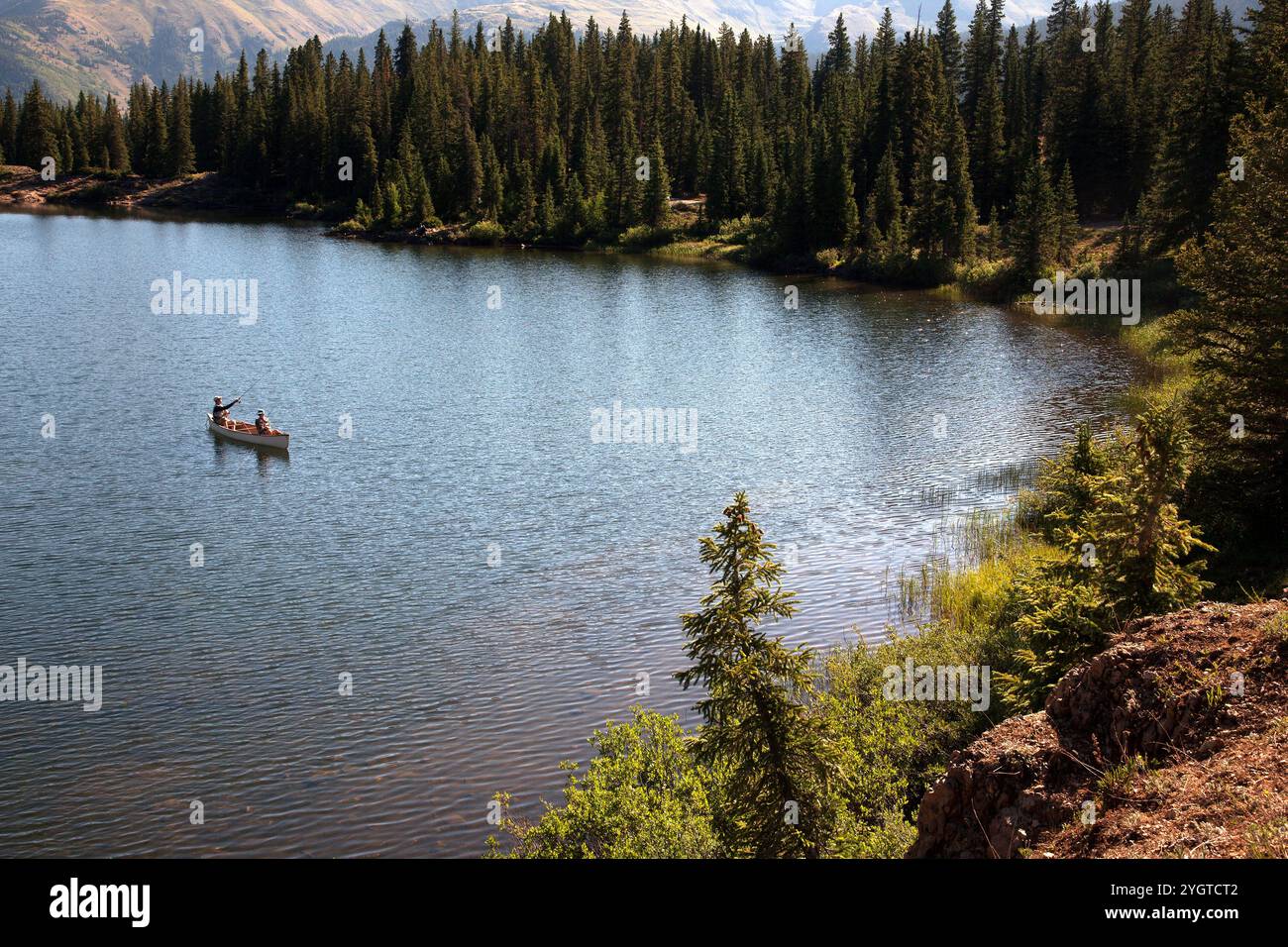 Un couple pêche sur le lac Molas près de Silverton, Colorado. Banque D'Images