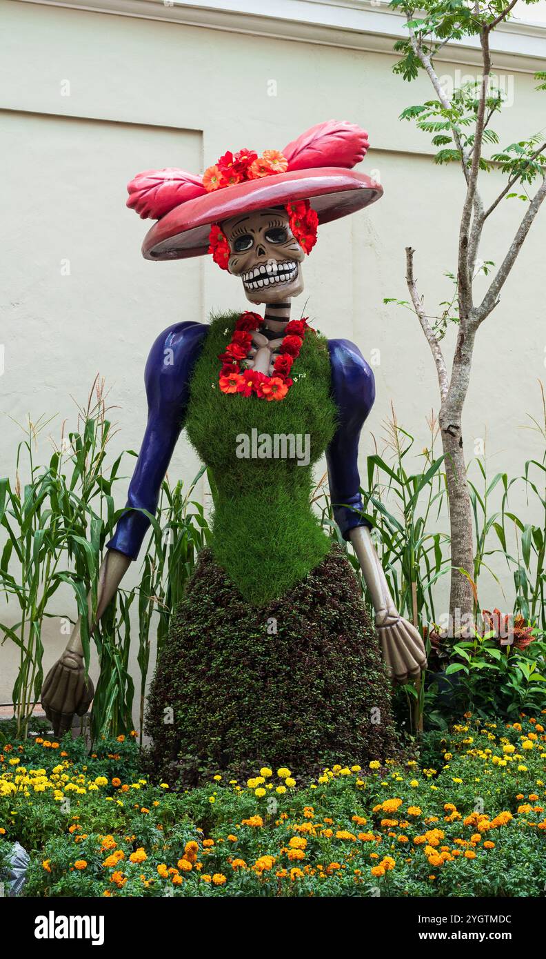 Jour de la mort Catrina crâne fait de plantes et de fleurs à Merida, Yucatan, Mexique. Banque D'Images