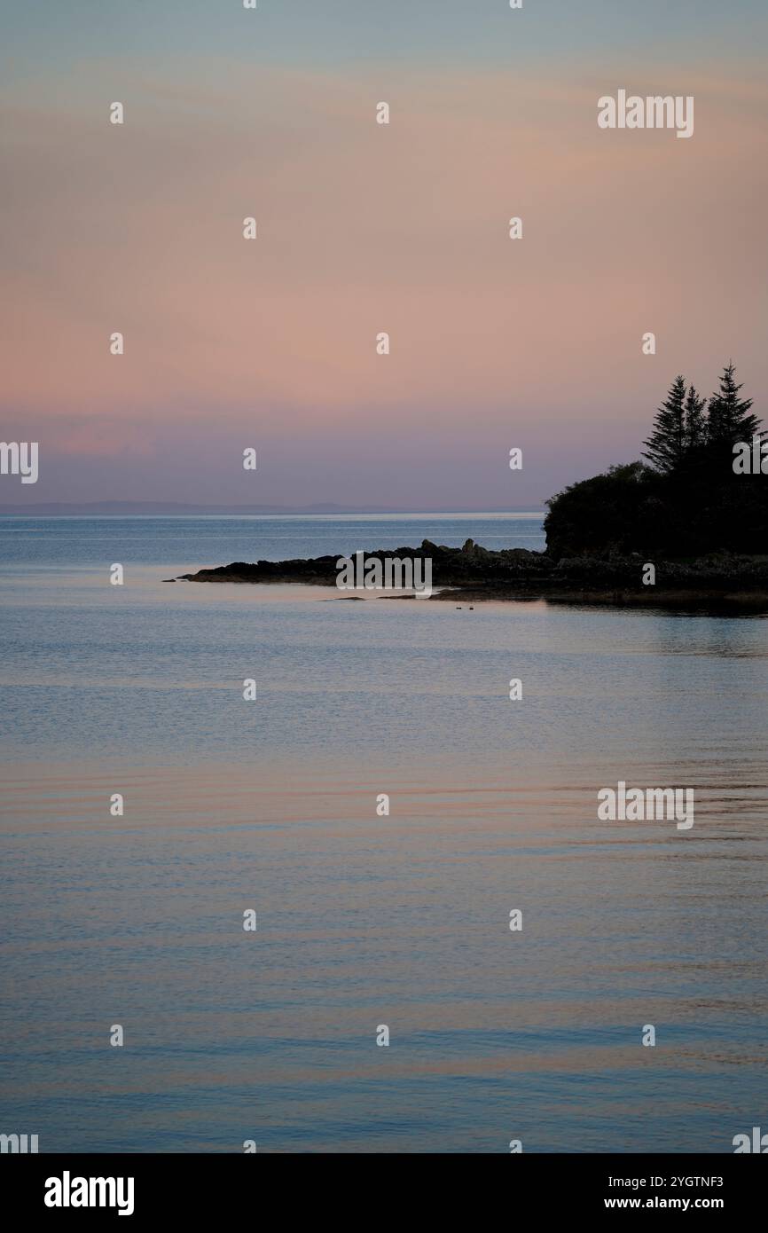 Un coucher de soleil printanier apaisant sur la baie de Torrisdale en Écosse Banque D'Images