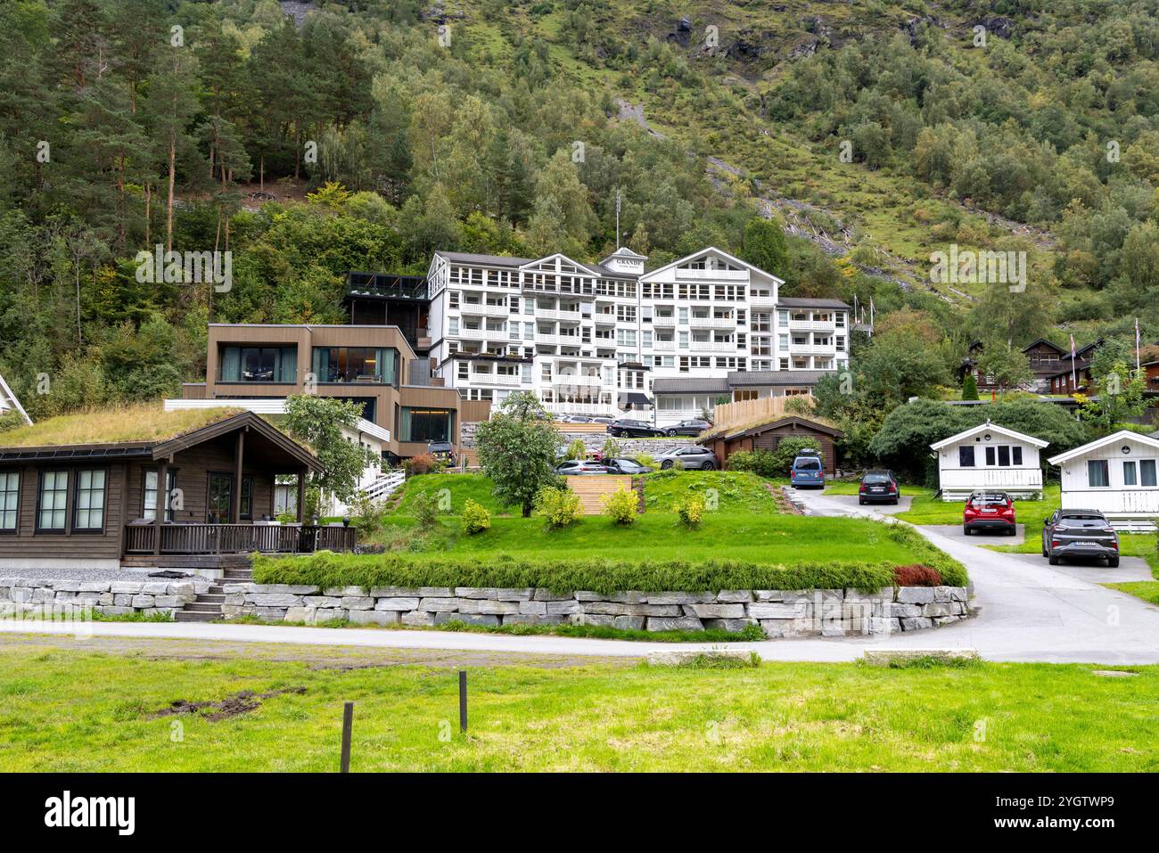 Hôtel Grande Fjorde à Geiranger, situé sur la rive de Geirangerfjord, offrant une vue spectaculaire le long du fjord classé au patrimoine mondial de l'unesco Banque D'Images