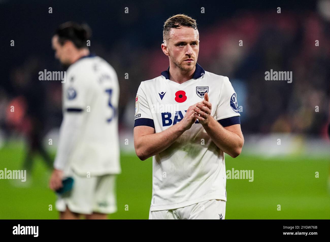 Watford, Royaume-Uni. 08 novembre 2024. WATFORD, ANGLETERRE - 8 NOVEMBRE : Sam long d'Oxford United FC applaudit les fans après le match du Sky Bet Championship entre Watford FC et Oxford United FC à Vicarage Road le 8 novembre 2024 à Watford, Angleterre. (Photo de René Nijhuis/MB Media) crédit : MB Media solutions/Alamy Live News Banque D'Images