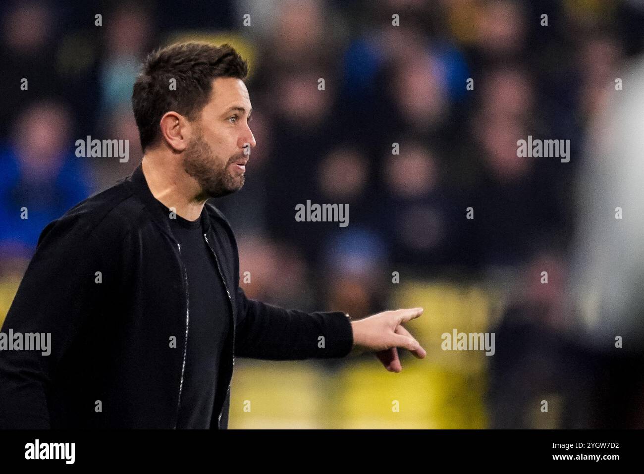 Watford, Royaume-Uni. 08 novembre 2024. WATFORD, ANGLETERRE - 8 NOVEMBRE : L'entraîneur-chef de l'Oxford United FC des Buckingham fait des gestes lors du match du Sky Bet Championship entre Watford FC et Oxford United FC à Vicarage Road le 8 novembre 2024 à Watford, Angleterre. (Photo de René Nijhuis/MB Media) crédit : MB Media solutions/Alamy Live News Banque D'Images