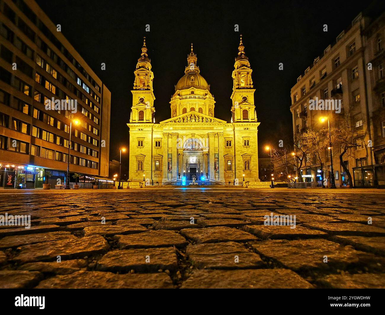 Au cœur de Budapest, la basilique d'Étienne se dresse majestueusement illuminée contre le ciel nocturne. Ses dômes majestueux et son architecture complexe Banque D'Images