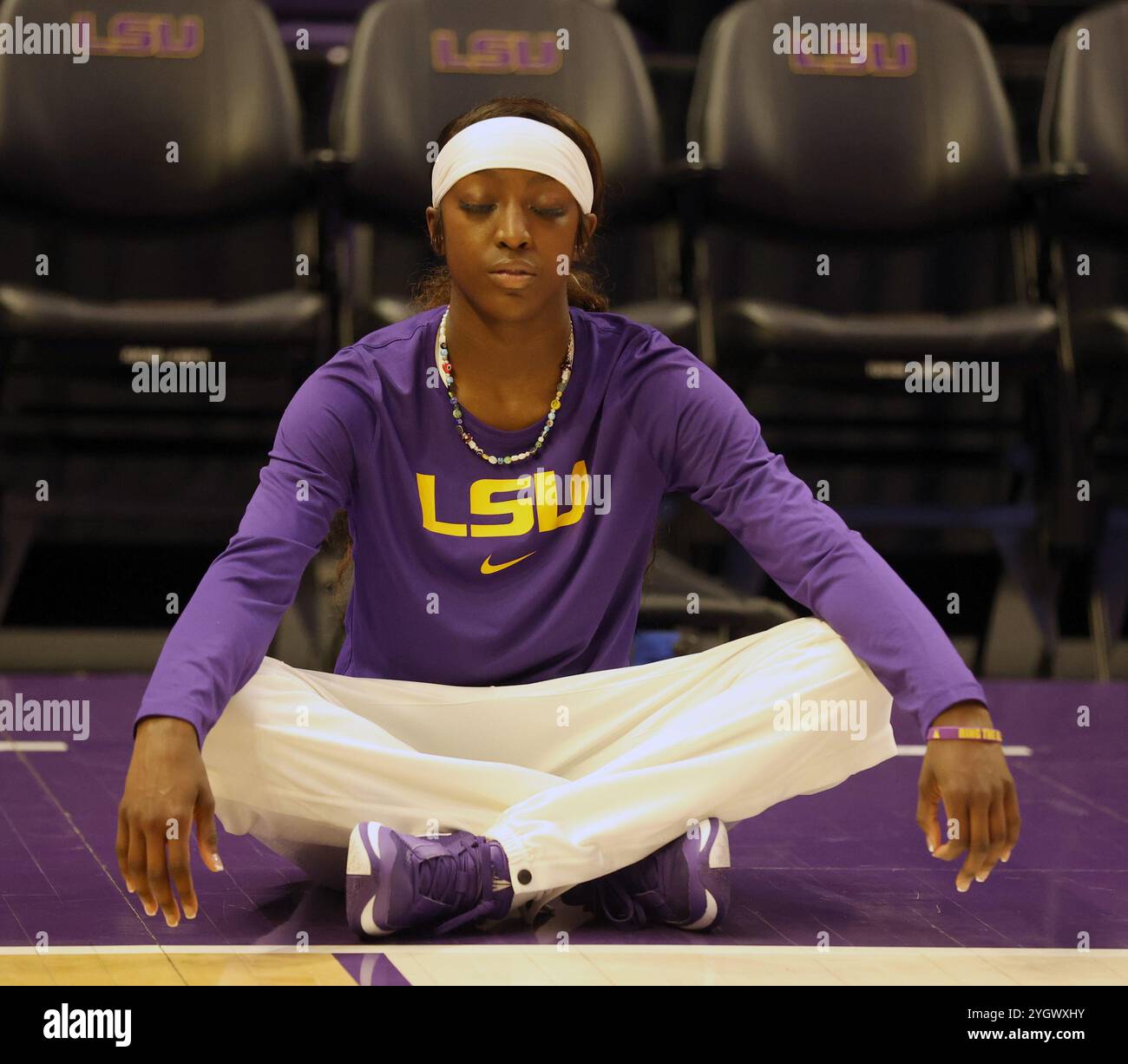 Baton Rouge, États-Unis. 08 novembre 2024. Flau'Jae Johnson (4), la garde des Lady Tigers du LSU, joue un rôle de médiateur lors des activités d'avant-match d'un match de basket féminin au Pete Maravich Assembly Center, le vendredi 8 novembre 2024 à Baton Rouge, en Louisiane. (Photo de Peter G. Forest/SipaUSA) crédit : Sipa USA/Alamy Live News Banque D'Images