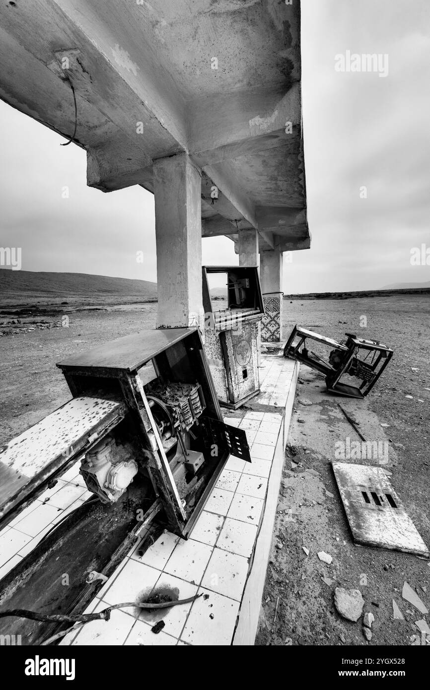 Pompes à carburant abandonnées et station-service au bord du désert du Sahara, près d'Agadir, Maroc. Banque D'Images