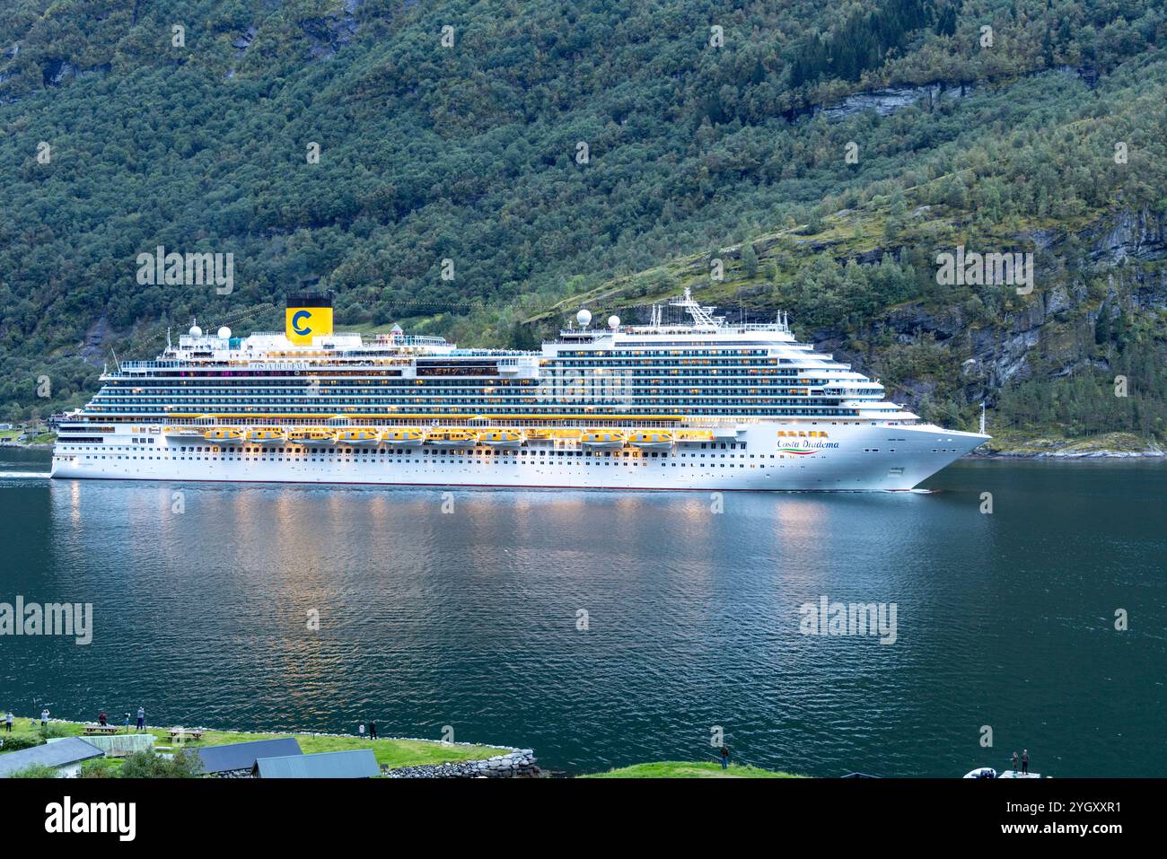 Bateau de croisière Costa Diadema quitte le port de Geiranger et voyage le long du site du patrimoine mondial de l'unesco Geirangerfjord vers les eaux ouvertes, Norvège Banque D'Images