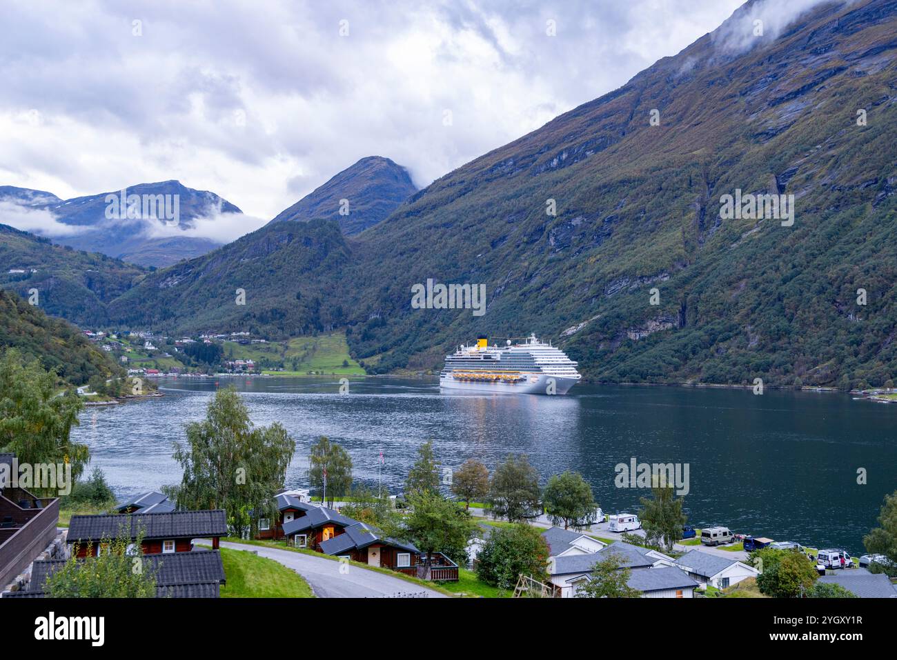 Le bateau de croisière Costa Diadema quitte le port de Geiranger et voyage le long du site classé au patrimoine mondial de l'unesco Geirangerfjord en passant par l'hôtel Grande fjord Banque D'Images