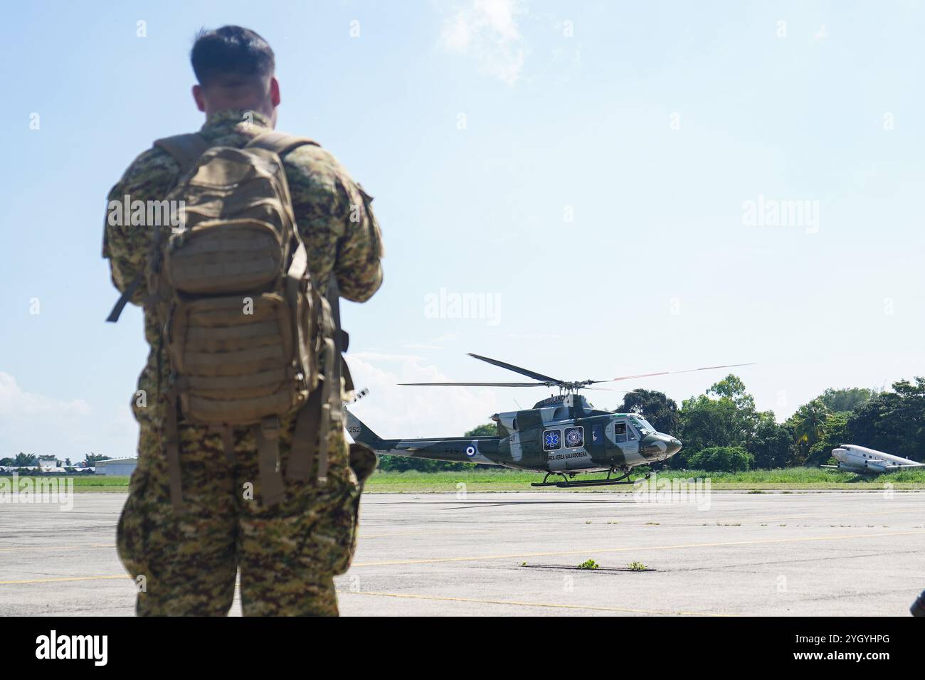 Ilopango, El Salvador. 08 novembre 2024. Les soldats effectuent une simulation MEDEVAC alors qu’ils s’entraînent avant leur déploiement en Haïti dans le cadre d’une mission multinationale de soutien à la sécurité des Nations Unies à Ilopango. Crédit : SOPA images Limited/Alamy Live News Banque D'Images