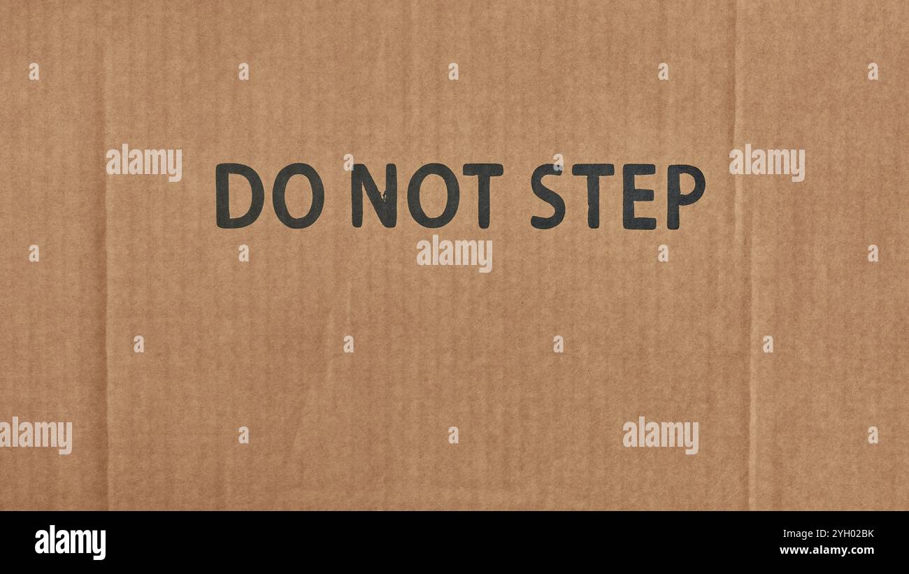 étiquettes imprimées sur la boîte en carton, ne pas marcher, instructions de manipulation importantes pour le transport et le stockage en toute sécurité du colis Banque D'Images