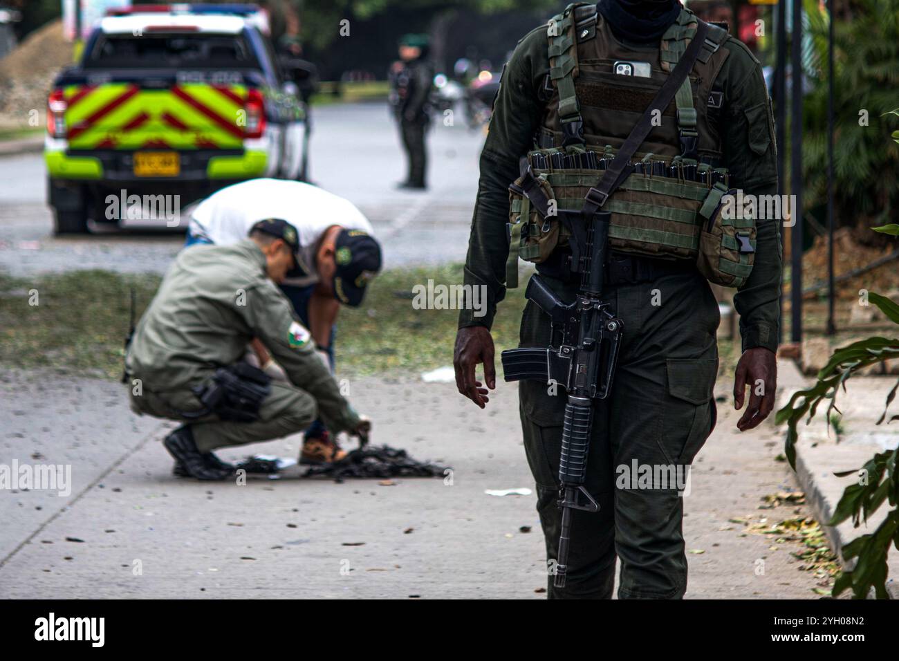 Jamundi, Colombie. 08 novembre 2024. Des membres du groupe criminaliste de la police nationale colombienne recueillent des preuves et sécurisent la zone d'un explosif à distance placé sur un vélo à Jamundi, en Colombie, où 3 bombes à distance ont été déclenchées au cours des dernières 48 heures le 8 novembre 2024. Photo par : Sebastian Marmolejo/long Visual Press crédit : long Visual Press/Alamy Live News Banque D'Images