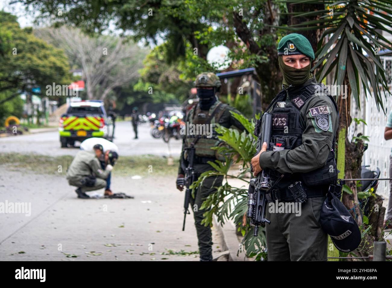 Jamundi, Colombie. 08 novembre 2024. Des membres du groupe criminaliste de la police nationale colombienne recueillent des preuves et sécurisent la zone d'un explosif à distance placé sur un vélo à Jamundi, en Colombie, où 3 bombes à distance ont été déclenchées au cours des dernières 48 heures le 8 novembre 2024. Photo par : Sebastian Marmolejo/long Visual Press crédit : long Visual Press/Alamy Live News Banque D'Images