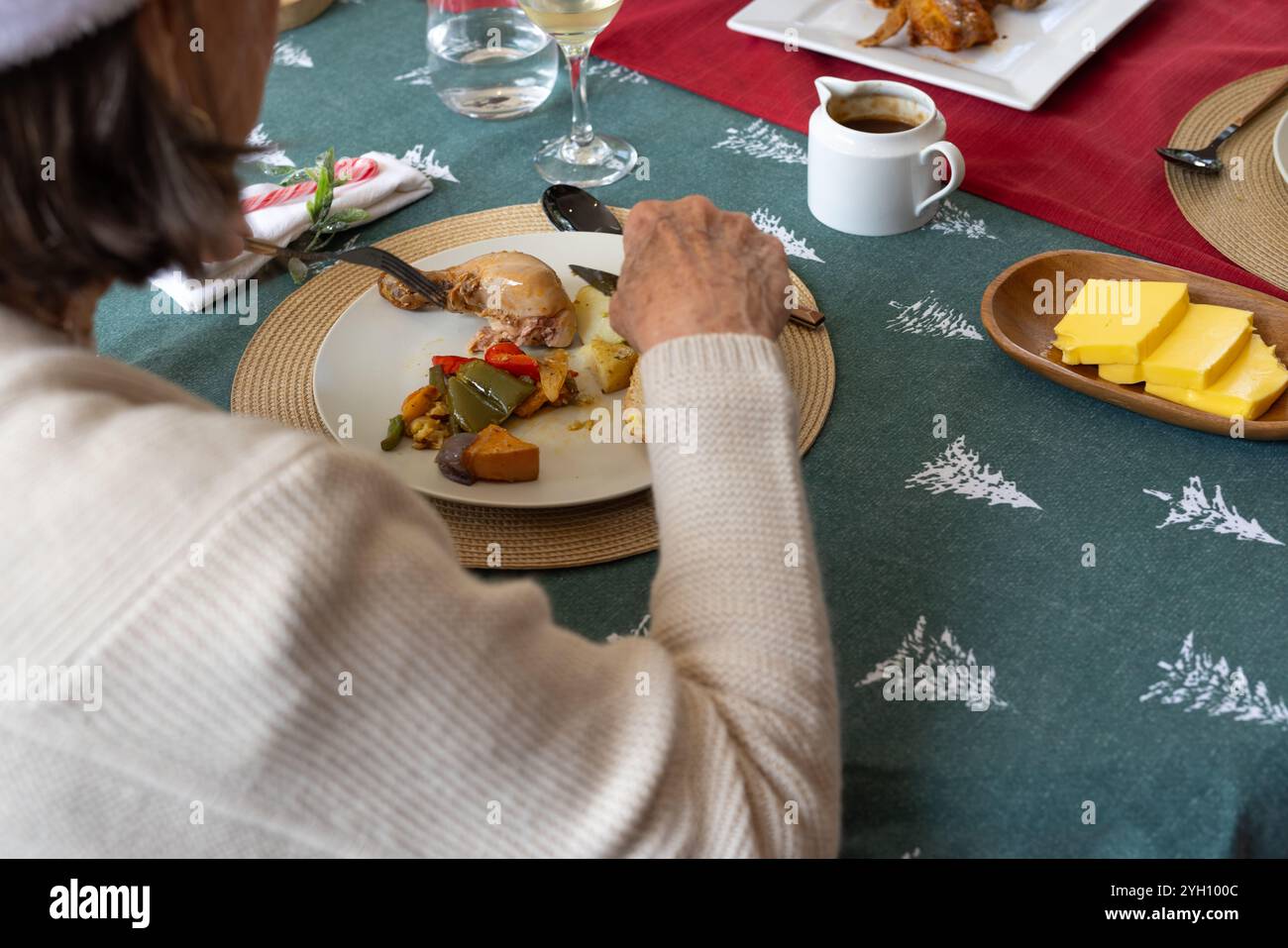 Temps de Noël, femme âgée à la table de vacances avec des légumes colorés, à la maison Banque D'Images