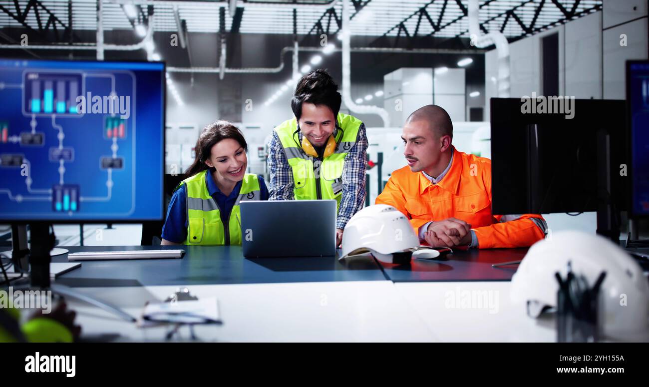 Automatisation de l'usine à l'aide du système SCADA. Travailleurs divers utilisant des ordinateurs de contrôle Banque D'Images Automatisation de l'usine à l'aide du système SCADA. Travailleurs divers utilisant des ordinateurs de contrôle Banque D'Images