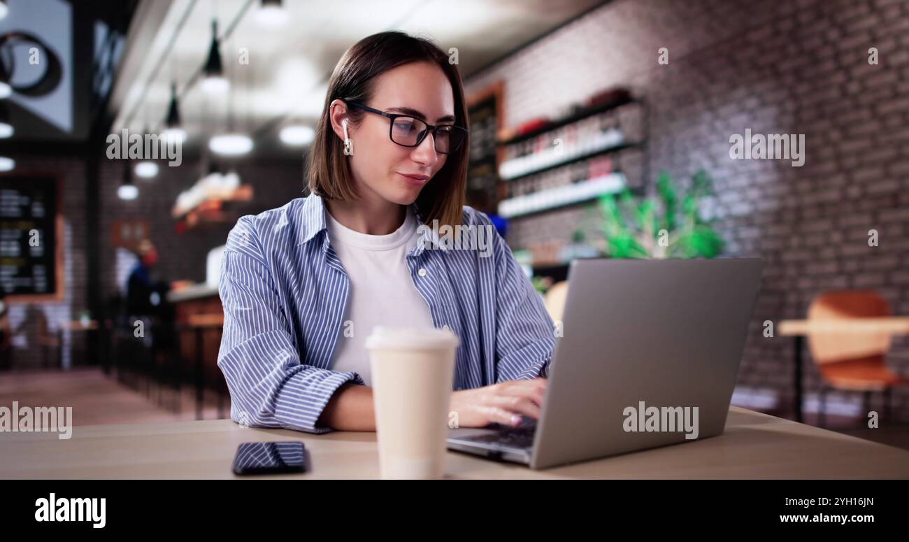 Travailler et étudier sur ordinateur portable. Saisie par l'étudiant Banque D'Images