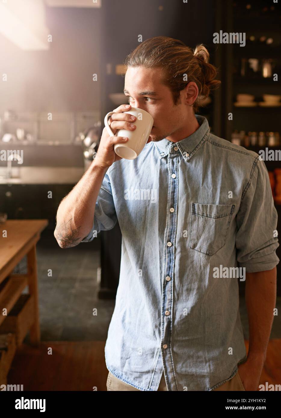 Homme, penser et boire du café à la maison avec expresso, tasse et boisson chaude le matin dans la cuisine. Mélange petit déjeuner, pause caféine et week-end avec Banque D'Images