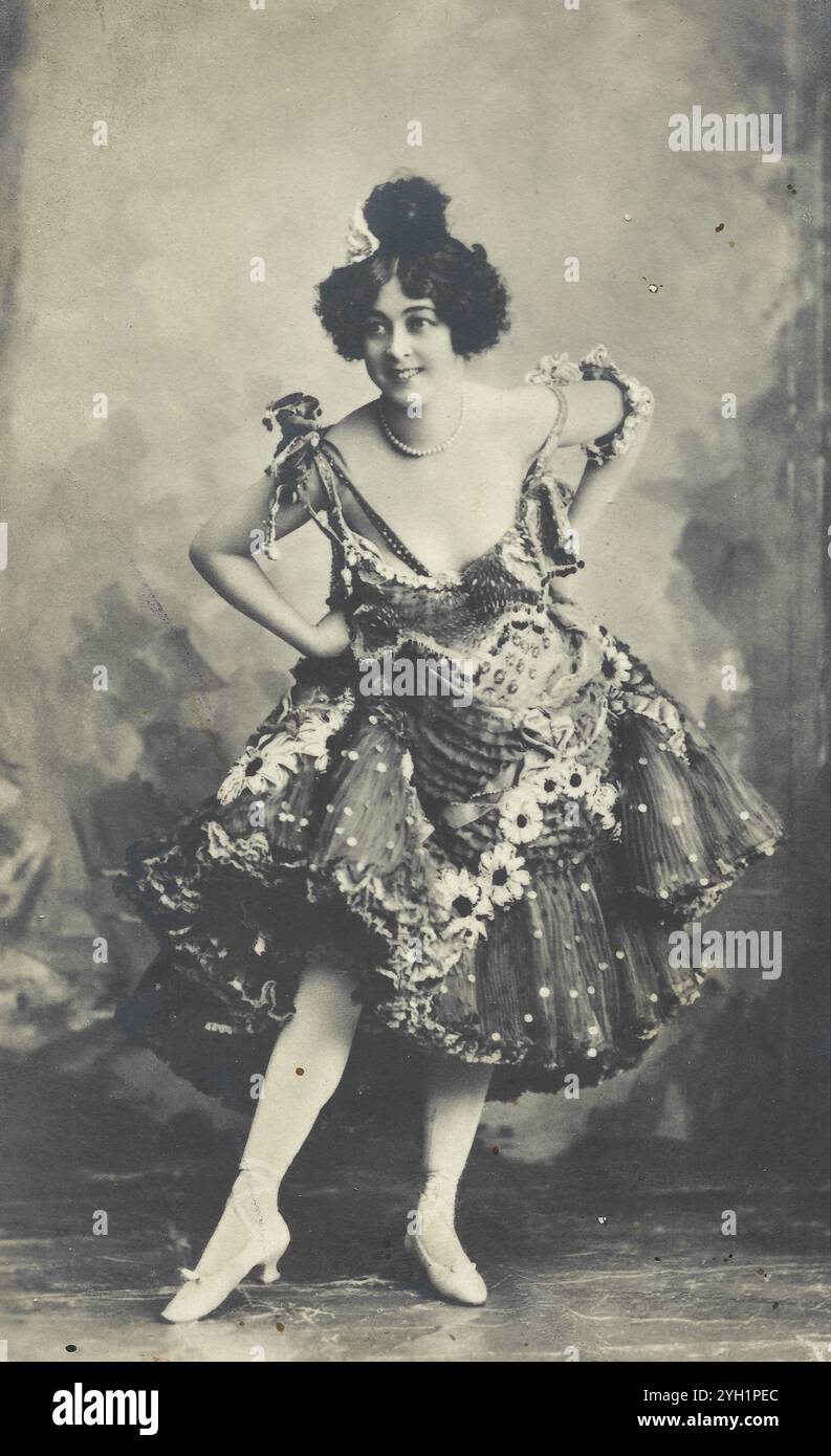 Saharet- danseuse burlesque australienne. Une image de théâtre vintage de danseuse burlesque Saharet en costume et posé. Banque D'Images