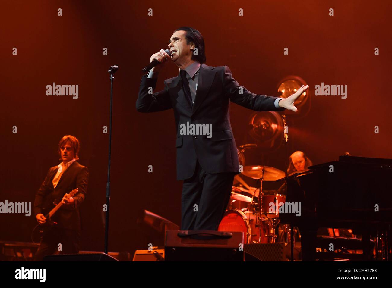 ROYAUME-UNI. 08 novembre 2024. LONDRES, ANGLETERRE - 08 NOVEMBRE : Nick Cave de 'Nick Cave and the Bad Seeds' se produisant à O2 Arena, Greenwich le 08 novembre 2024 à Londres, Angleterre. CAP/Mar © Mar/Capital Pictures crédit : Capital Pictures/Alamy Live News Banque D'Images