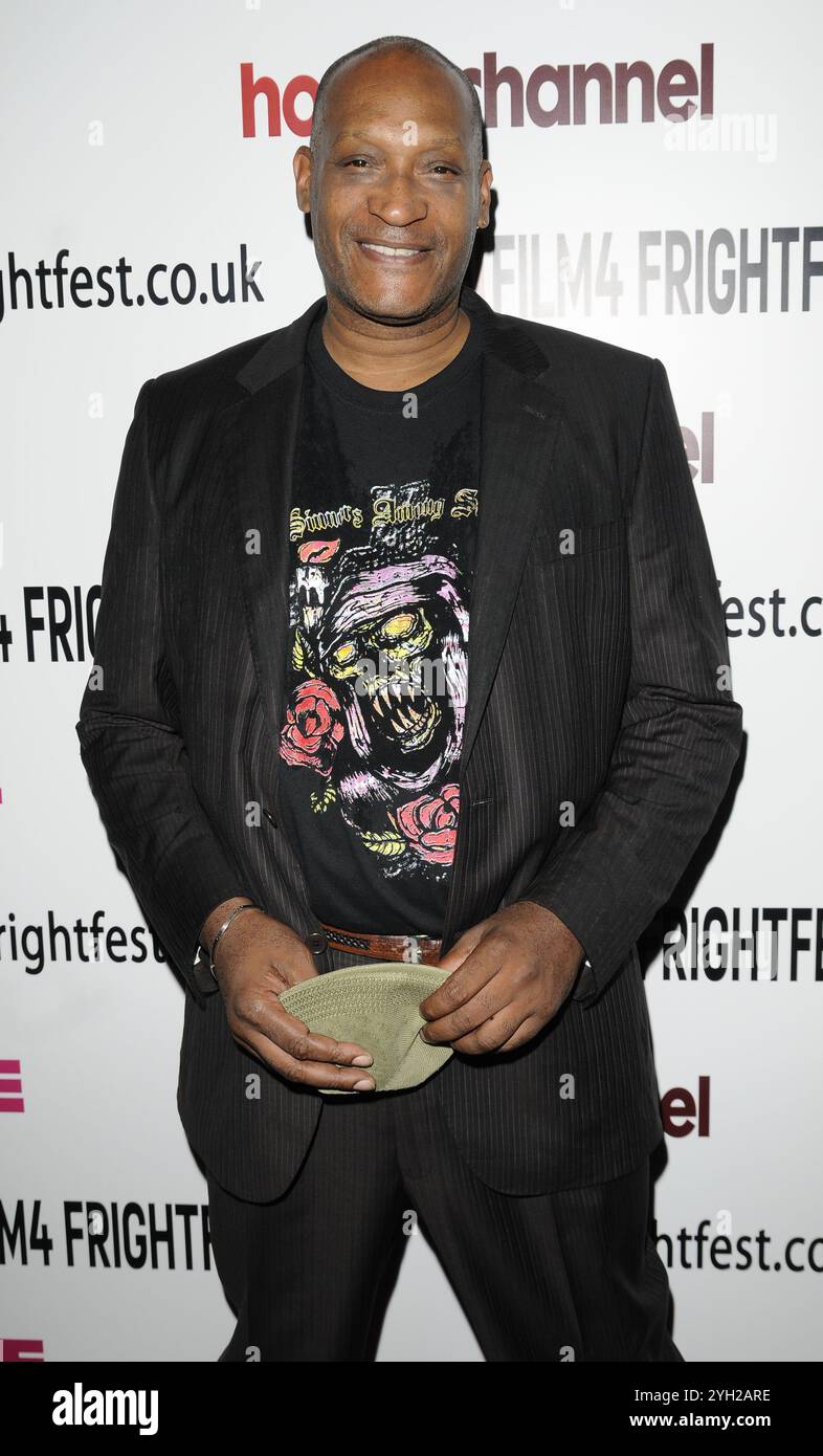 Londres, Royaume-Uni. 26 août 2010. TONY TODDAt première mondiale de 'Hatchet II' et gala d'ouverture du festival FrightFest, Empire Leicester Square, Londres, Angleterre, Royaume-Uni, 26 août 2010. 2 demi-longueur costume noir veste t-shirt tenant chapeau fines rayures gris casquette/CAN © Can Nguyen/Capital Pictures crédit : Capital Pictures/Alamy Live News Banque D'Images