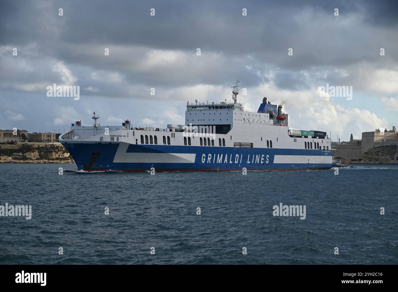 Car ferry Eurocargo Malte a quitté le port de la Valette Banque D'Images