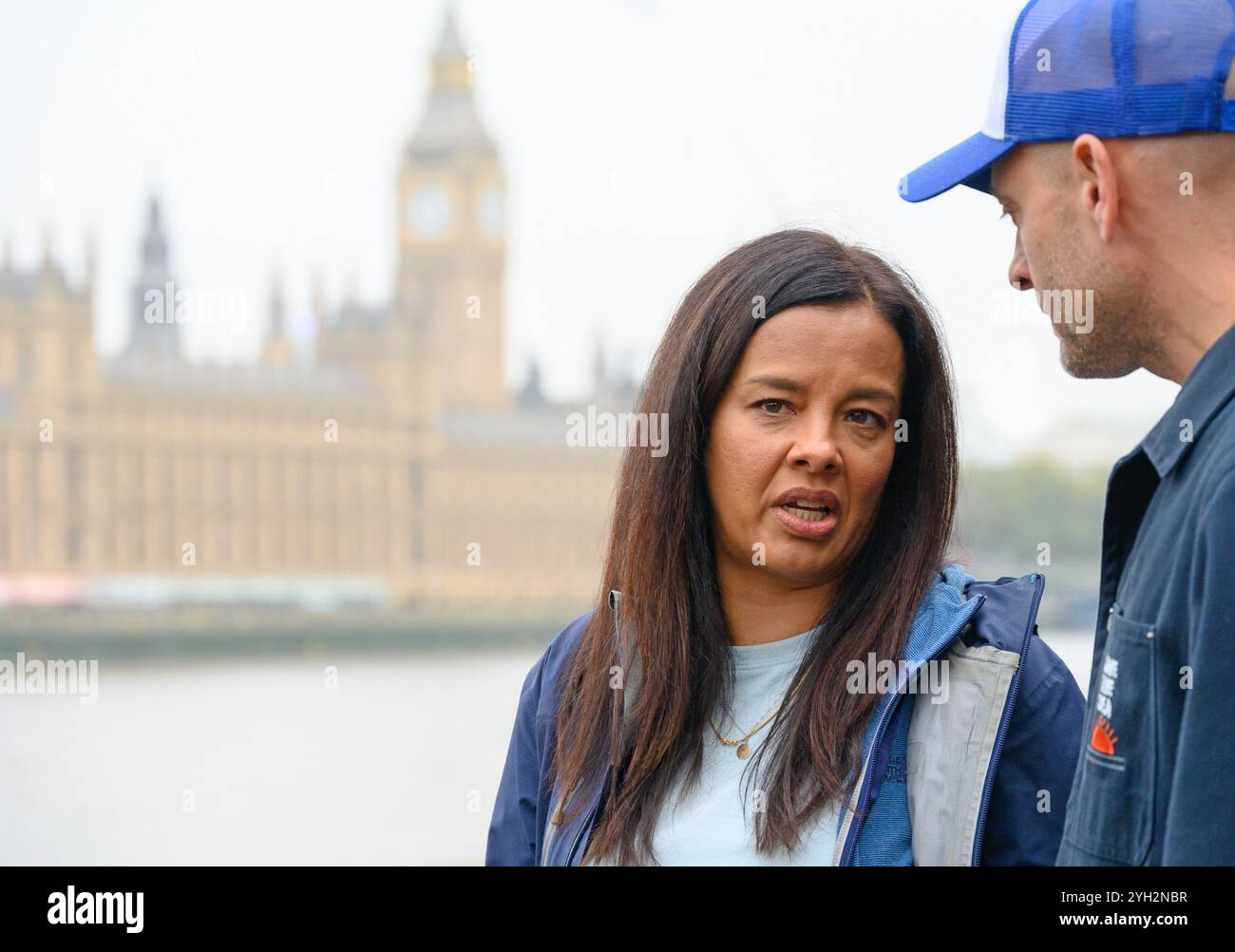 Liz Bonnin (présentatrice animalière TV) et Hugo Tagholm (Oceana UK) interviewés avant la Marche pour l'eau propre, Londres, le 3 novembre 2024 Banque D'Images